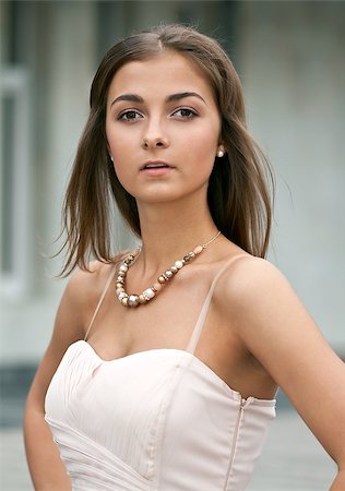 simsearch:400-07054885,k - portrait of a smiling young woman Stockbilder - Microstock & Abonnement, Bildnummer: 400-07305800