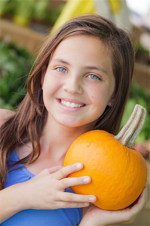 simsearch:400-07179959,k - Pretty Young Girl Having Fun with the Pumpkins at the Market. Stockbilder - Microstock & Abonnement, Bildnummer: 400-07305841