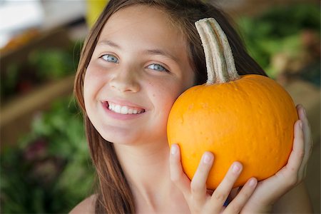 simsearch:400-07179959,k - Pretty Young Girl Having Fun with the Pumpkins at the Market. Stockbilder - Microstock & Abonnement, Bildnummer: 400-07305842
