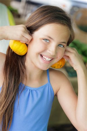 simsearch:400-07179959,k - Pretty Young Girl Having Fun with the Pumpkins at the Market. Stockbilder - Microstock & Abonnement, Bildnummer: 400-07305843