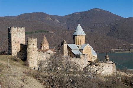 simsearch:400-06638923,k - Ananuri is a castle complex on the Aragvi River in Georgia. Castle is situated against the branch of Caucasus Mountains. Photographie de stock - Aubaine LD & Abonnement, Code: 400-07305882