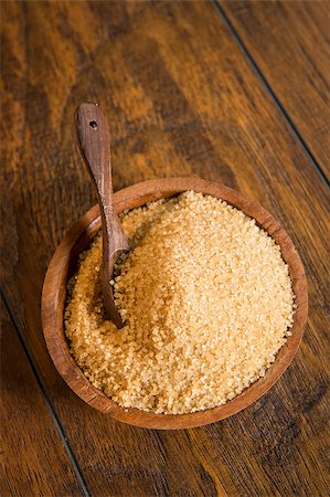 Cane sugar in a wooden bowl with a spoon. Photographie de stock - Aubaine LD & Abonnement, Code: 400-07306174