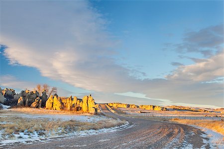 simsearch:400-07306312,k - back country road over prairie in northern Colorado with Natural Fort geological landmark Foto de stock - Super Valor sin royalties y Suscripción, Código: 400-07306312