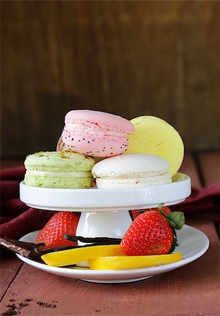 simsearch:6102-03905209,k - different colorful macaroons (pistachio, raspberry, chocolate, vanilla) Stockbilder - Microstock & Abonnement, Bildnummer: 400-07306324