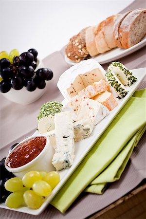simsearch:400-05038961,k - different cheese types on plate with grapes and red wine on wooden table Foto de stock - Super Valor sin royalties y Suscripción, Código: 400-07307118