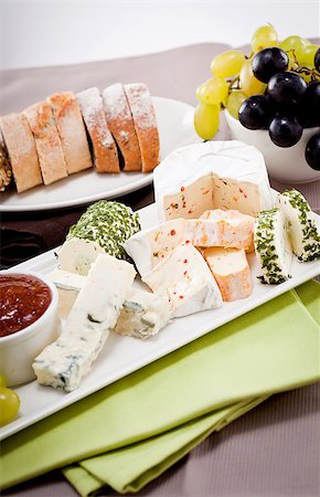 simsearch:400-05038961,k - different cheese types on plate with grapes and red wine on wooden table Foto de stock - Super Valor sin royalties y Suscripción, Código: 400-07307119