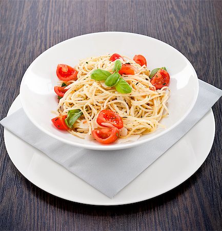 simsearch:400-07052367,k - fresh tasty pasta spaghetti with tomatoes parmesan and basil on table Foto de stock - Super Valor sin royalties y Suscripción, Código: 400-07307164
