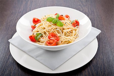 simsearch:400-04341378,k - fresh tasty pasta spaghetti with tomatoes parmesan and basil on table Fotografie stock - Microstock e Abbonamento, Codice: 400-07307165