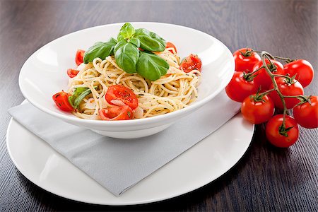 simsearch:400-07052367,k - fresh tasty pasta spaghetti with tomatoes parmesan and basil on table Foto de stock - Super Valor sin royalties y Suscripción, Código: 400-07307167