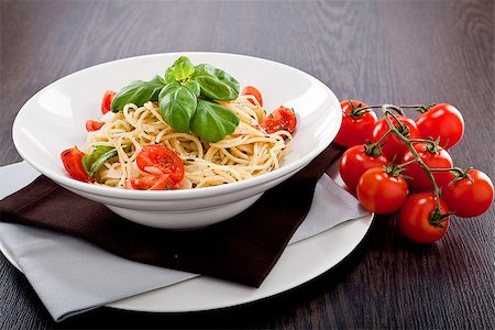 simsearch:400-07052367,k - fresh tasty pasta spaghetti with tomatoes parmesan and basil on table Foto de stock - Super Valor sin royalties y Suscripción, Código: 400-07307168