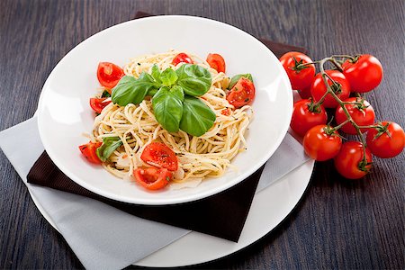 simsearch:400-04341378,k - fresh tasty pasta spaghetti with tomatoes parmesan and basil on table Fotografie stock - Microstock e Abbonamento, Codice: 400-07307169