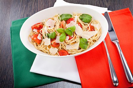 simsearch:400-04341378,k - fresh tasty pasta spaghetti with tomatoes parmesan and basil on table Fotografie stock - Microstock e Abbonamento, Codice: 400-07307161