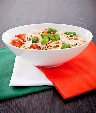 simsearch:400-07052367,k - fresh tasty pasta spaghetti with tomatoes parmesan and basil on table Foto de stock - Super Valor sin royalties y Suscripción, Código: 400-07307163