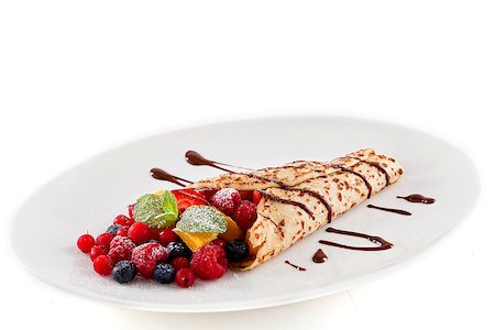 simsearch:400-08071201,k - fresh tasty homemade crepe pancake with chocolate sauce fruits and berries Photographie de stock - Aubaine LD & Abonnement, Code: 400-07307174