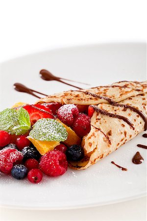 simsearch:400-08071201,k - fresh tasty homemade crepe pancake with chocolate sauce fruits and berries Photographie de stock - Aubaine LD & Abonnement, Code: 400-07307175