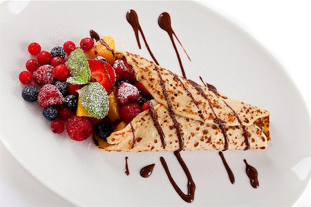 simsearch:400-08071201,k - fresh tasty homemade crepe pancake with chocolate sauce fruits and berries Photographie de stock - Aubaine LD & Abonnement, Code: 400-07307176