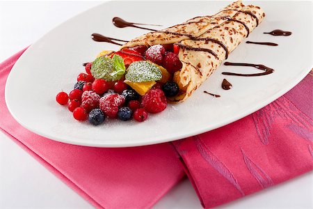 simsearch:400-08071201,k - fresh tasty homemade crepe pancake with chocolate sauce fruits and berries Photographie de stock - Aubaine LD & Abonnement, Code: 400-07307178