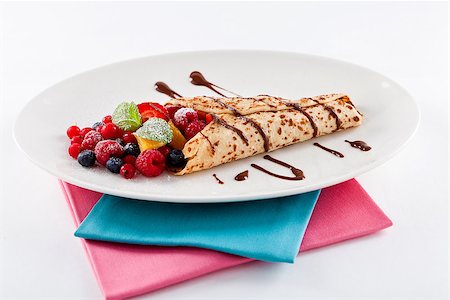 simsearch:400-08071201,k - fresh tasty homemade crepe pancake with chocolate sauce fruits and berries Photographie de stock - Aubaine LD & Abonnement, Code: 400-07307179