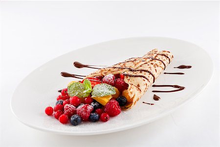 simsearch:400-08071201,k - fresh tasty homemade crepe pancake with chocolate sauce fruits and berries Photographie de stock - Aubaine LD & Abonnement, Code: 400-07307170