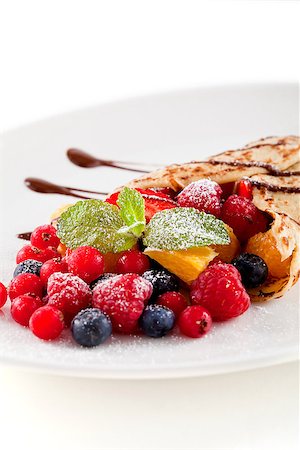 simsearch:400-08071201,k - fresh tasty homemade crepe pancake with chocolate sauce fruits and berries Photographie de stock - Aubaine LD & Abonnement, Code: 400-07307171