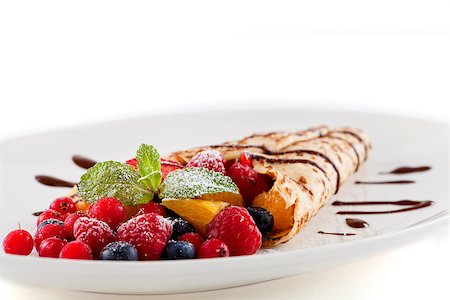 simsearch:400-08071201,k - fresh tasty homemade crepe pancake with chocolate sauce fruits and berries Photographie de stock - Aubaine LD & Abonnement, Code: 400-07307172