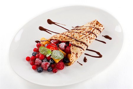 simsearch:400-08071201,k - fresh tasty homemade crepe pancake with chocolate sauce fruits and berries Photographie de stock - Aubaine LD & Abonnement, Code: 400-07307173