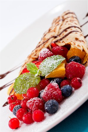 simsearch:400-08071201,k - fresh tasty homemade crepe pancake with chocolate sauce fruits and berries Photographie de stock - Aubaine LD & Abonnement, Code: 400-07307184