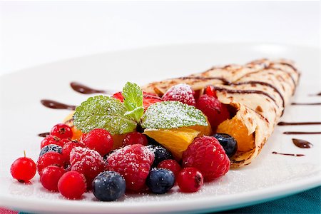 simsearch:400-08071201,k - fresh tasty homemade crepe pancake with chocolate sauce fruits and berries Photographie de stock - Aubaine LD & Abonnement, Code: 400-07307185