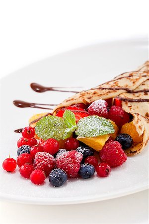 simsearch:400-08071201,k - fresh tasty homemade crepe pancake with chocolate sauce fruits and berries Photographie de stock - Aubaine LD & Abonnement, Code: 400-07307186