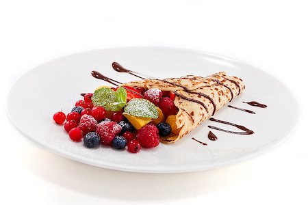 simsearch:400-08071201,k - fresh tasty homemade crepe pancake with chocolate sauce fruits and berries Photographie de stock - Aubaine LD & Abonnement, Code: 400-07307187