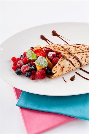 simsearch:400-08071201,k - fresh tasty homemade crepe pancake with chocolate sauce fruits and berries Photographie de stock - Aubaine LD & Abonnement, Code: 400-07307180