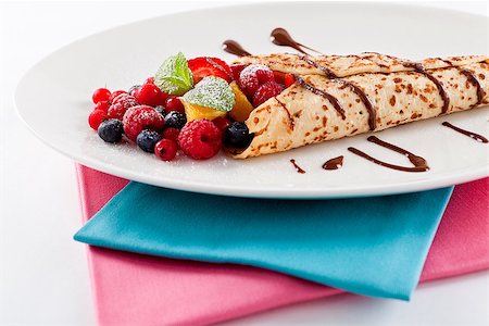 simsearch:400-08071201,k - fresh tasty homemade crepe pancake with chocolate sauce fruits and berries Photographie de stock - Aubaine LD & Abonnement, Code: 400-07307181