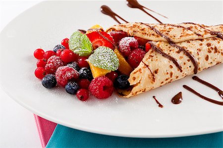 simsearch:400-08071201,k - fresh tasty homemade crepe pancake with chocolate sauce fruits and berries Photographie de stock - Aubaine LD & Abonnement, Code: 400-07307182
