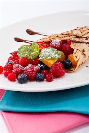 simsearch:400-08071201,k - fresh tasty homemade crepe pancake with chocolate sauce fruits and berries Photographie de stock - Aubaine LD & Abonnement, Code: 400-07307183