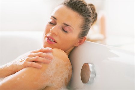 simsearch:400-07304840,k - Young woman relaxing in bathtub Stockbilder - Microstock & Abonnement, Bildnummer: 400-07307374