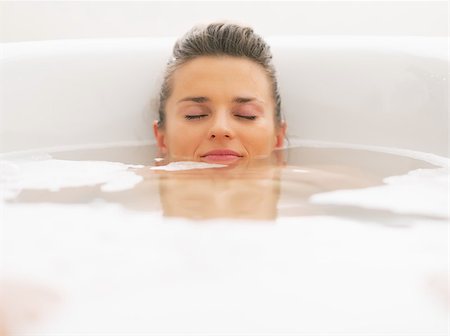 simsearch:400-07304840,k - Young woman laying under water in bathtub Stockbilder - Microstock & Abonnement, Bildnummer: 400-07307386