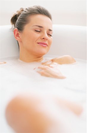 simsearch:400-07304840,k - Happy young woman relaxing in bathtub Stockbilder - Microstock & Abonnement, Bildnummer: 400-07307398