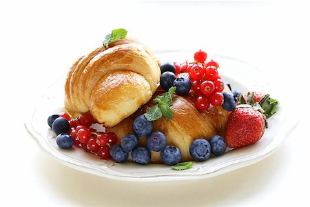 simsearch:400-07515721,k - fresh croissant with berries for breakfast on vintage plate Foto de stock - Super Valor sin royalties y Suscripción, Código: 400-07307932