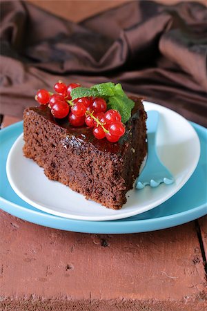 simsearch:400-04322996,k - super chocolate cake (brownie) decorated with red currant and mint Foto de stock - Royalty-Free Super Valor e Assinatura, Número: 400-07307940
