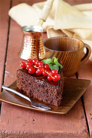 simsearch:400-07308560,k - super chocolate cake (brownie) decorated with red currant and mint Foto de stock - Super Valor sin royalties y Suscripción, Código: 400-07307941