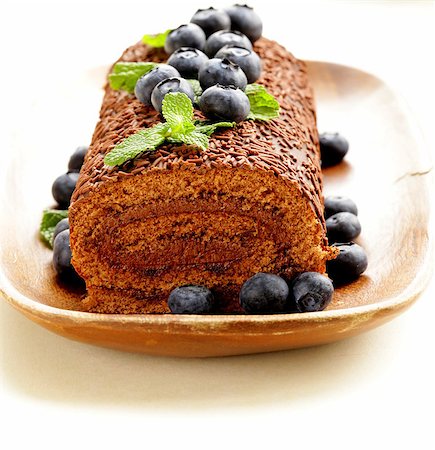 simsearch:400-07515721,k - chocolate biscuit roll garnished with mint leaves and blueberries Foto de stock - Super Valor sin royalties y Suscripción, Código: 400-07308558
