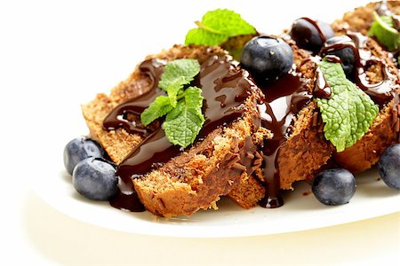 simsearch:400-07513413,k - chocolate biscuit roll garnished with mint leaves and blueberries Foto de stock - Super Valor sin royalties y Suscripción, Código: 400-07308560