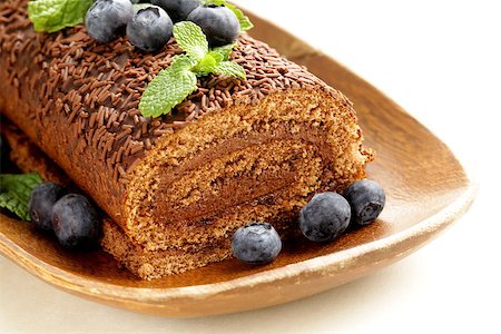 simsearch:400-07308560,k - chocolate biscuit roll garnished with mint leaves and blueberries Foto de stock - Super Valor sin royalties y Suscripción, Código: 400-07308627