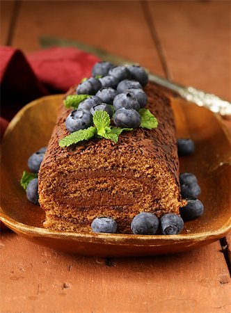 simsearch:400-07515721,k - chocolate biscuit roll garnished with mint leaves and blueberries Foto de stock - Super Valor sin royalties y Suscripción, Código: 400-07309029