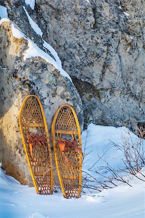 vintage wooden Bear Paw snowshoes in Colorado winter landscape Photographie de stock - Aubaine LD & Abonnement, Code: 400-07309356