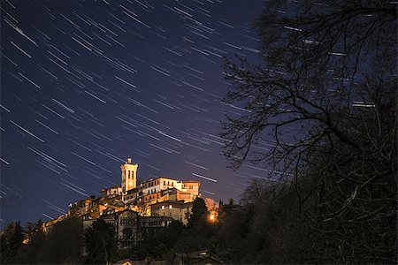 Sacred Mount of Varese and star trails in autumn evening, Lombardy - Italy Foto de stock - Royalty-Free Super Valor e Assinatura, Número: 400-07300068