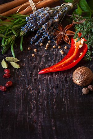 simsearch:400-06365740,k - Beautiful spices and herbs on an old dark wooden board Stockbilder - Microstock & Abonnement, Bildnummer: 400-07300140