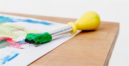 simsearch:400-04275852,k - green paint with paint brush  and paper on wooden table Stockbilder - Microstock & Abonnement, Bildnummer: 400-07301147