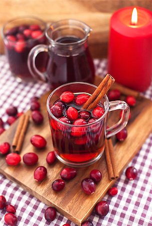 Mulled wine with cranberry and cinnamon Stockbilder - Microstock & Abonnement, Bildnummer: 400-07301537