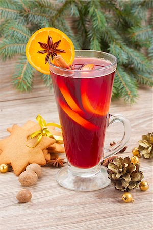 simsearch:400-06464230,k - mulled red wine with christmas tree spruice Foto de stock - Royalty-Free Super Valor e Assinatura, Número: 400-07301794